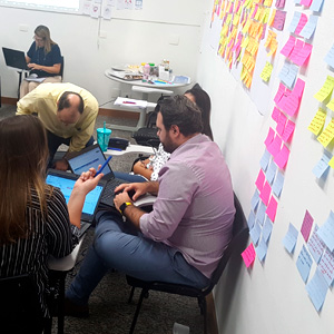 pessoas em reunião